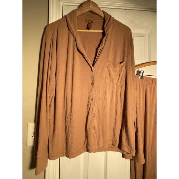 SKIMS Soft Lounge Sleep Set in the color Carmel XLG (spot on leg) - Picture 3 of 8